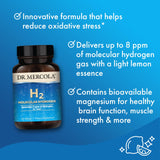 Vaso con agua y una tableta Dr. Mercola H2 para beber.