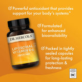 Botella en mano de Dr Mercola Liposomal Vitamina D3 para uso diario.