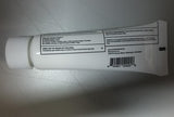 Mano aplicando la crema con precision