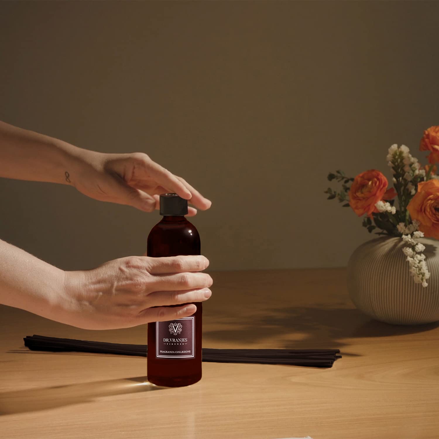 Ambiente en salón con Rosso Nobile creando atmf3sfera cálida.