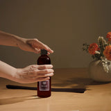 Ambiente en salón con Rosso Nobile creando atmf3sfera cálida.