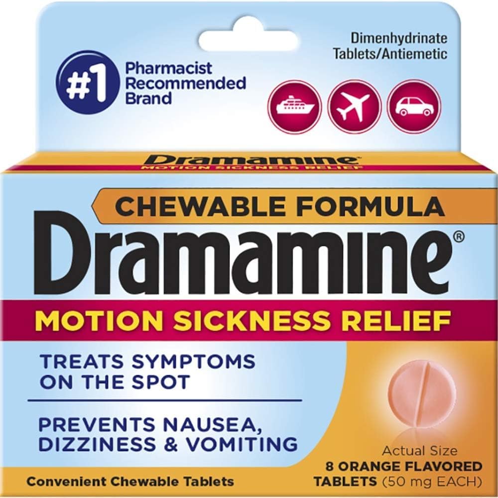 Dramamine, paquete de dos tabletas naranjas, conveniente para viajar.