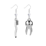 Aretes Dreuyet con perla en diseño dental colgante, ideal para uso diario.
