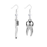 Aretes Dreuyet con acabado plateado, estilo moderno para dentistas.