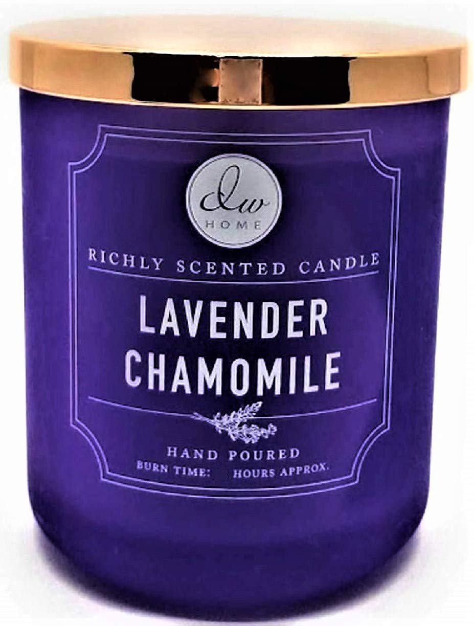 Vela DW Home Lavanda y Manzanilla en tarro morado mate para ambiente relajante.