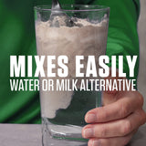 Vaso mezclador con Dymatize Proteína Vegetal Vanilla, mezcla rápida en agua.
