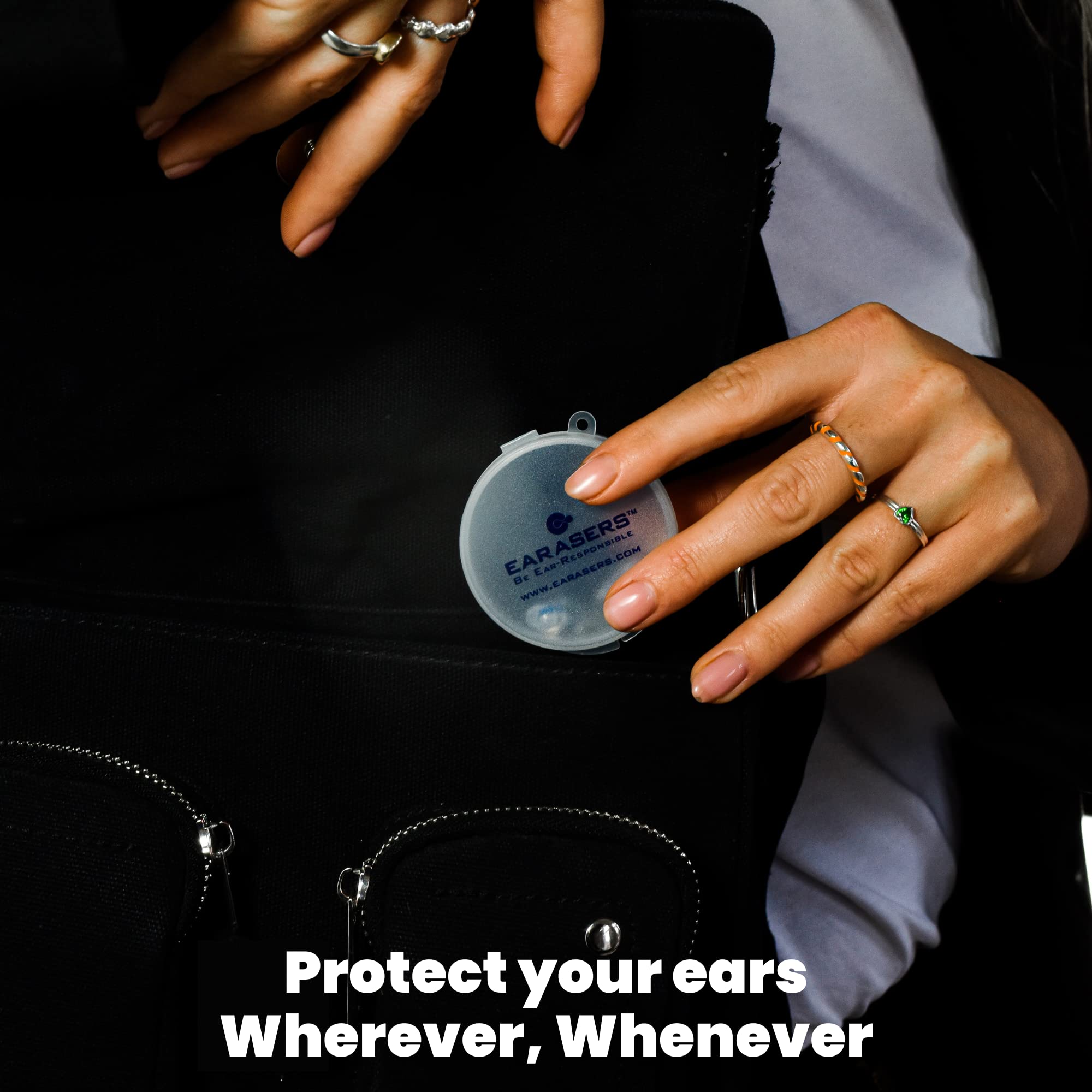 Poniéndose los tapones Earasers 19db para protección auditiva