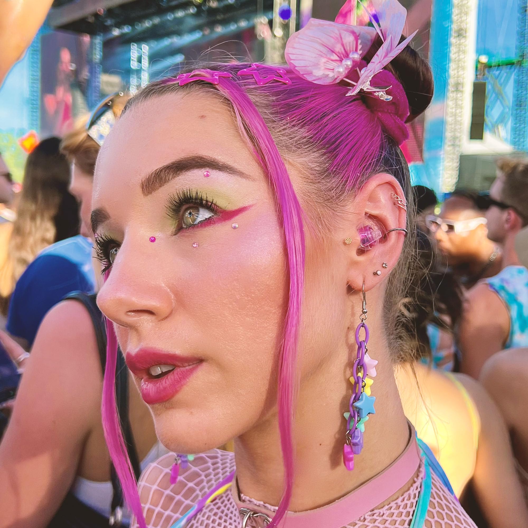 Estuche metálico impermeable de Eargasm en rosa para guardarlos.