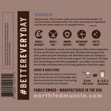 Detalle del polvo de Earth Fed Muscle Dark Arts Whey, proteína de alta pureza.