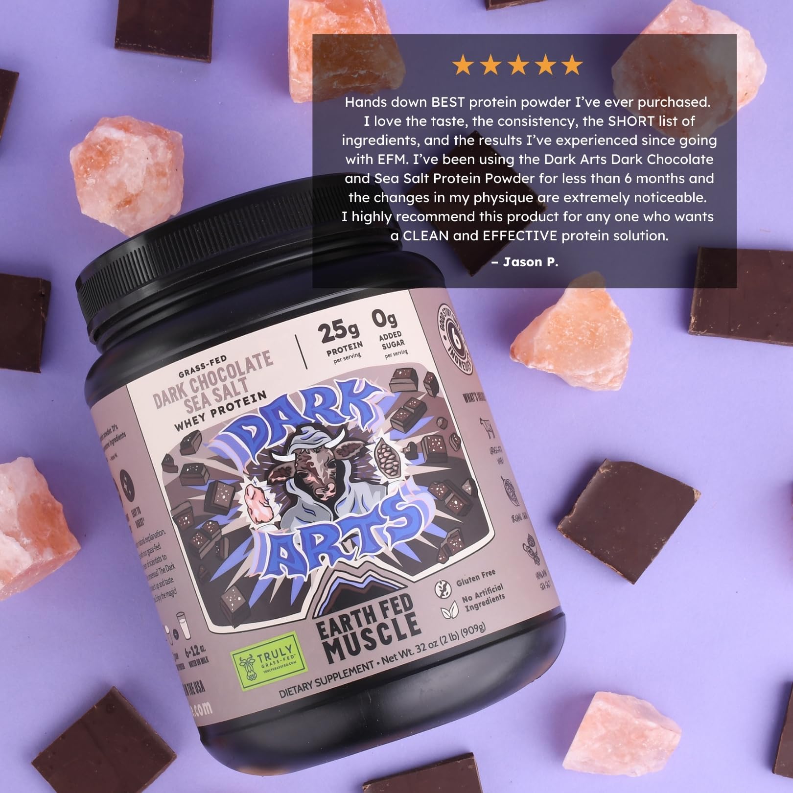 Taza con batido de Earth Fed Muscle Dark Arts Whey sabor chocolate salado.
