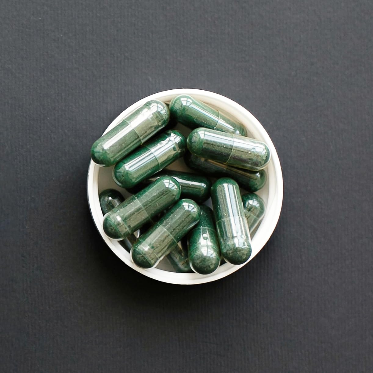Earthborn Elements Spirulina: acercamiento de ingredientes, nutrientes naturales para energía sostenible