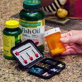 Easy To Use Products Pill Popper guarda pastillas de forma segura para viajar.