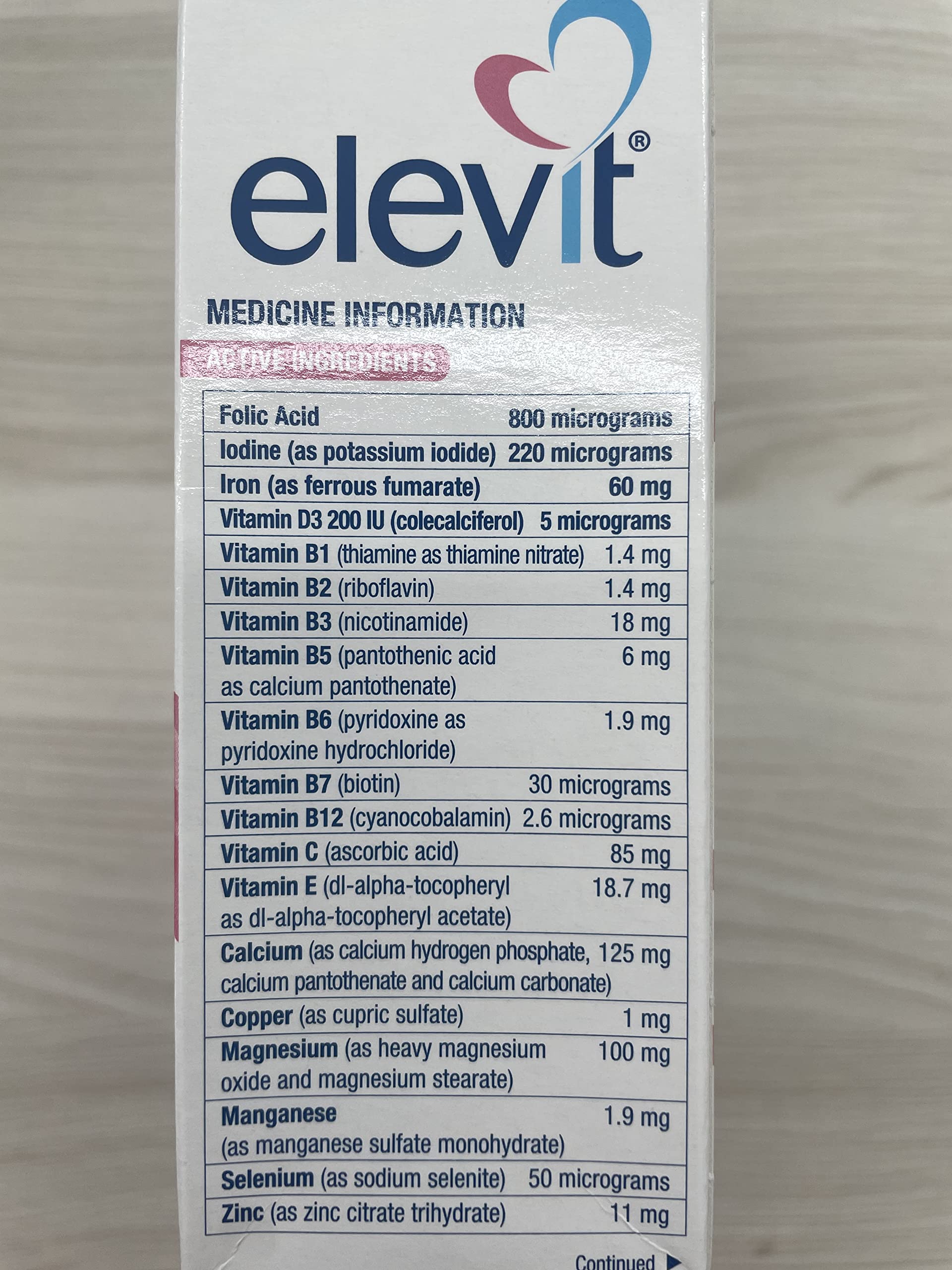Elevit tableta en envase, acceso fácil para una rutina prenatal diaria