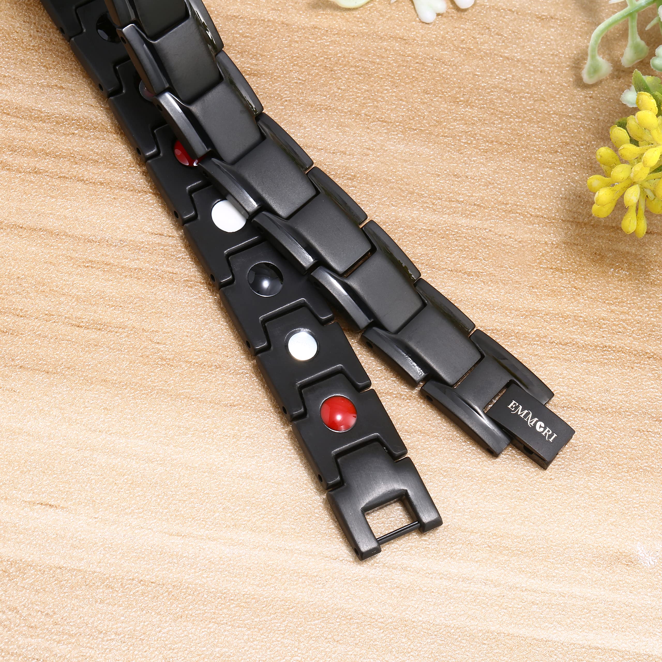Pulsera magnética Emmori negra, detalle acabado suave para uso diario y estilo.