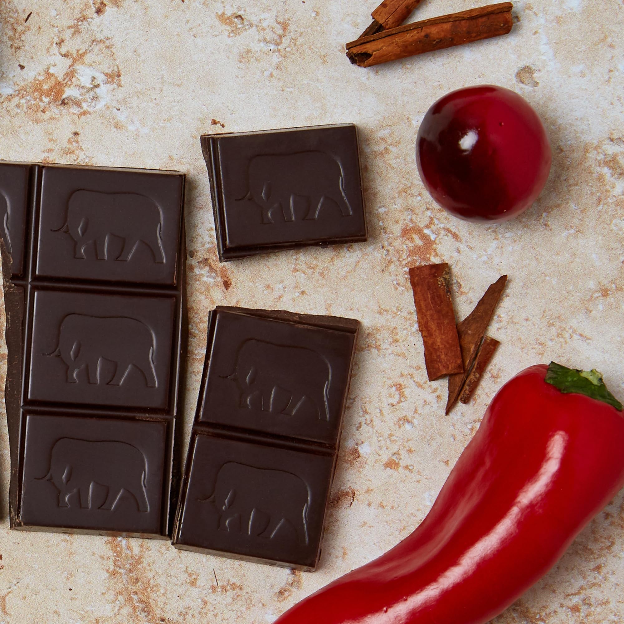 Logo de Endangered Species Chocolate en el envoltorio para reconocimiento de marca.