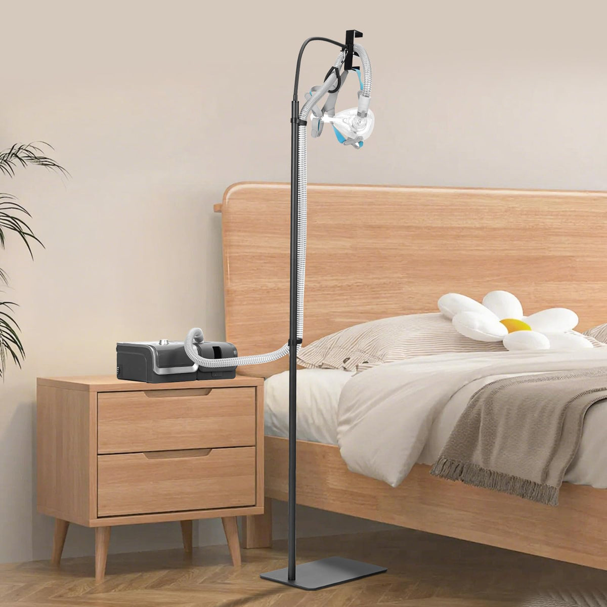 Soporte CPAP de mesa EonRivet mantiene la manguera ordenada junto a la cama para facilitar su uso.