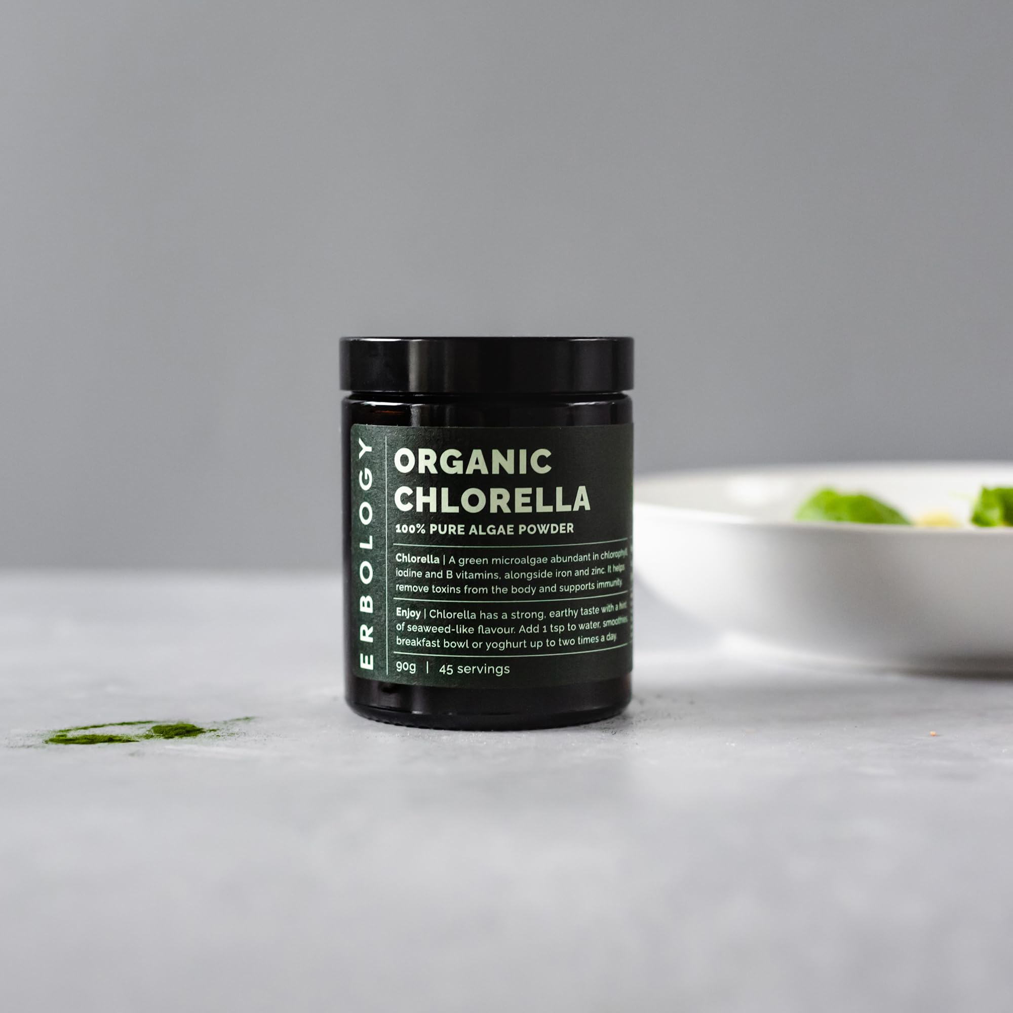 Erbology Chlorella en polvo sobre ensalada, añade clorofila y minerales.
