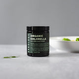 Erbology Chlorella en polvo sobre ensalada, añade clorofila y minerales.