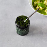 Erbology Chlorella en polvo mezclada en smoothie verde, sabor terroso.