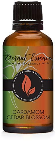 Eternal Essence Oils Cardamom Cedar Blossom en botella para proyectos aromáticos.