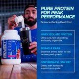 Vaso con batido de fresa Evogen Isoject listo para consumir.