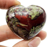Favoramulet Corazón Dragón Sangre pulido lado, perfecto para meditación diaria.