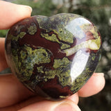 Favoramulet Corazón Dragón Sangre pulido en mano, útil para reducir estrés en movimiento.