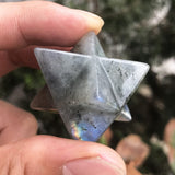 Favoramulet Merkaba de piedra luna, superficie natural y suave para contacto consciente.