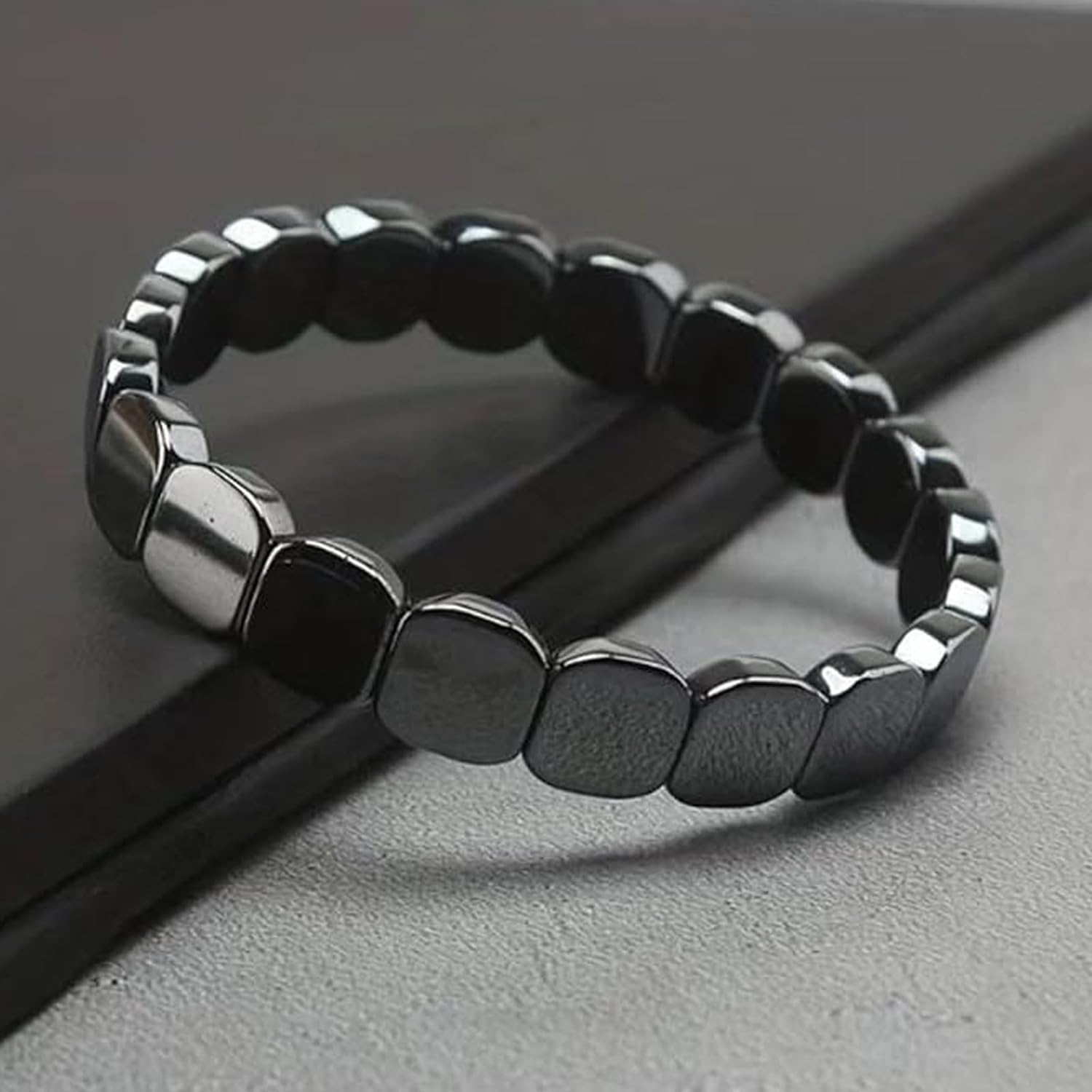 Pulsera Feisuo hematita detalle premium: toque de sofisticación diaria.