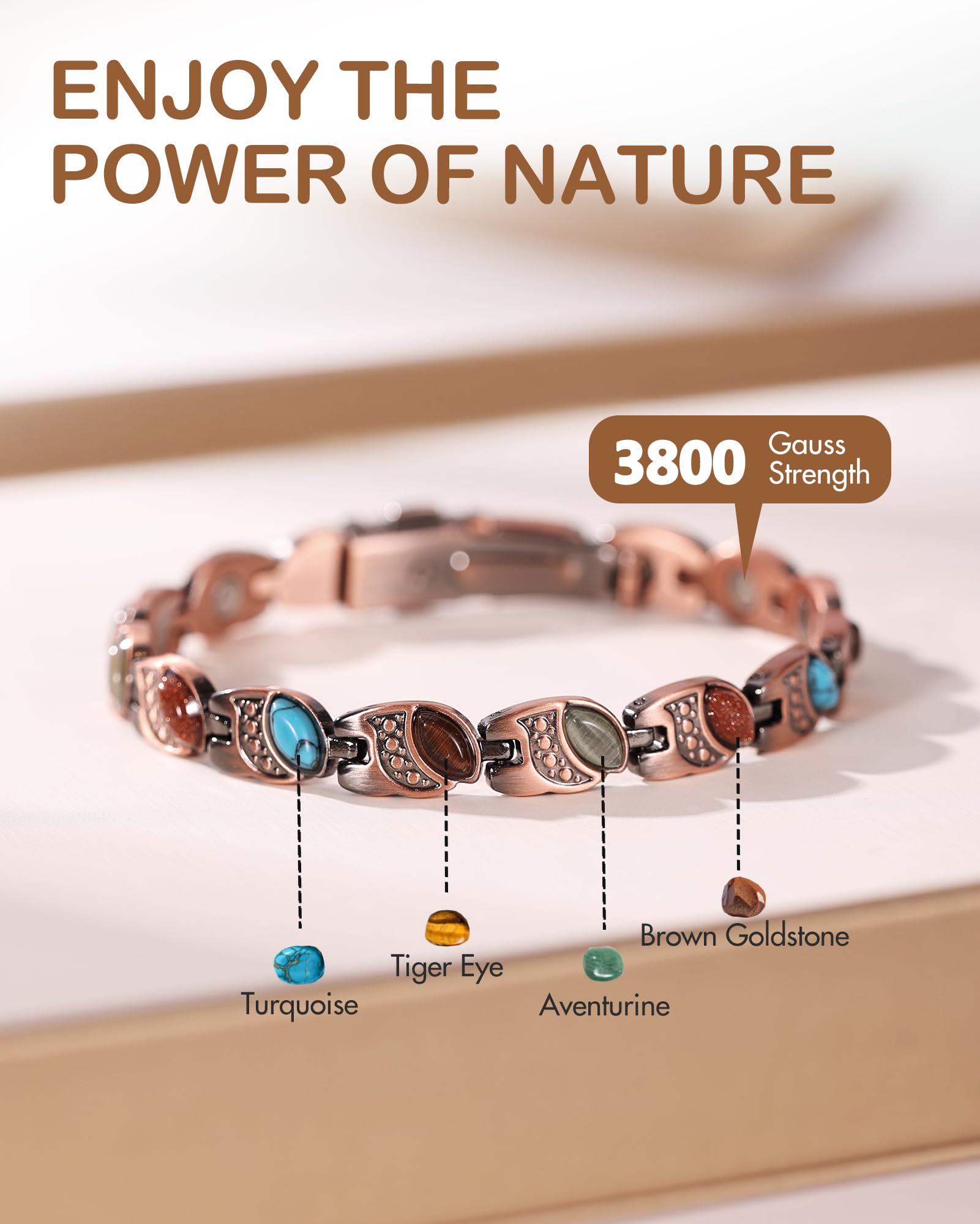 Detalle de turquesa natural en la pulsera Feraco para un look elegante.