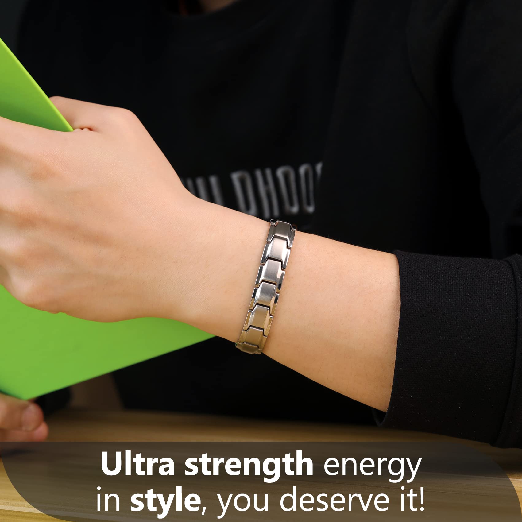 Feraco pulsera magnética en uso diario con estilo