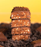 ANABAR Barra recubierta de chocolate, textura caramelada.