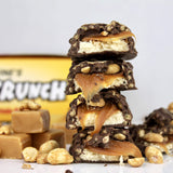 Barra FitCrunch con centro suave tipo pastel y 3 g de azúcar, snack equilibrado.