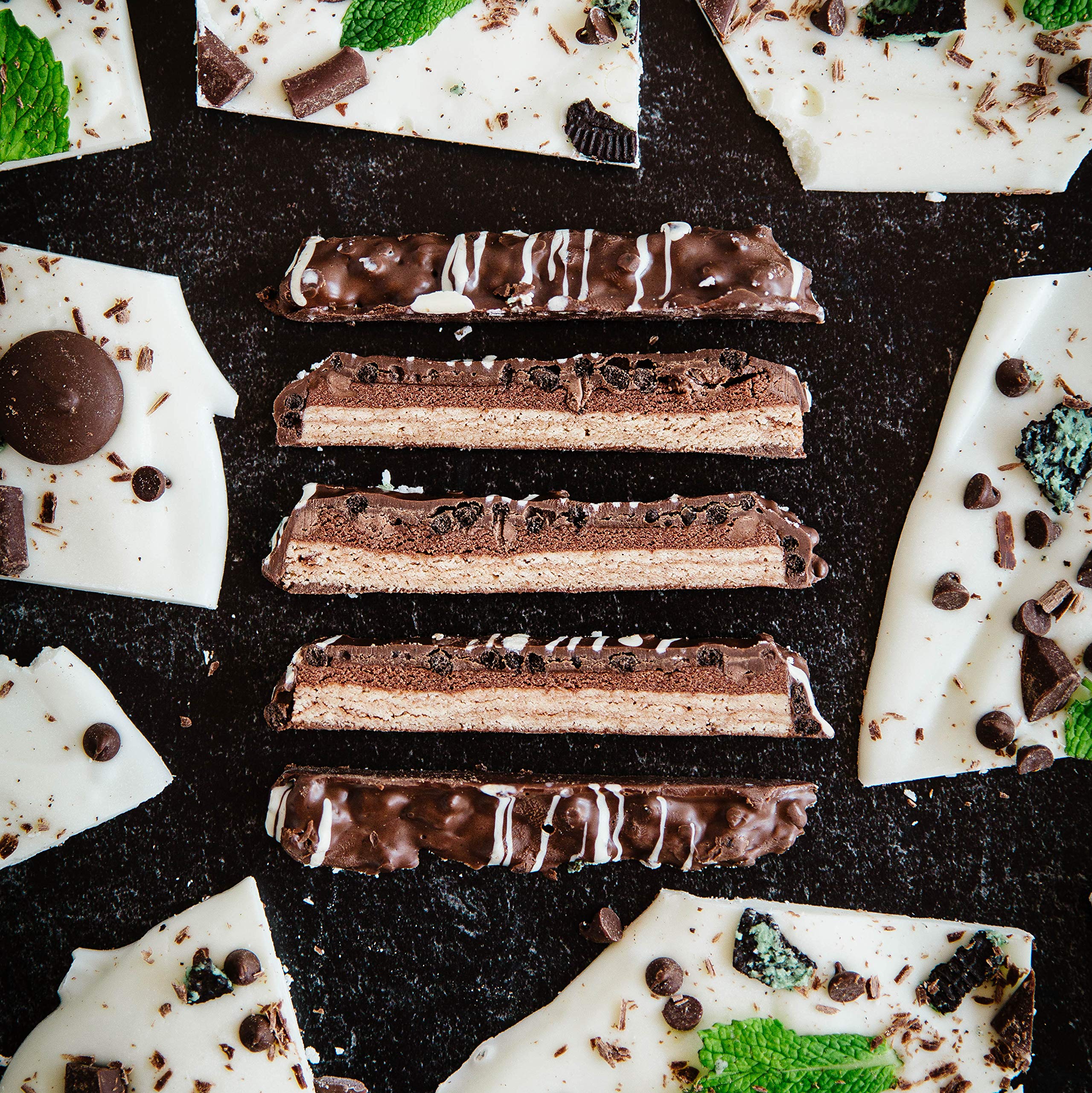Persona sosteniendo la barra FITCRUNCH sabor menta-chocolate-chip, snack en movimiento.
