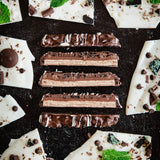 Persona sosteniendo la barra FITCRUNCH sabor menta-chocolate-chip, snack en movimiento.