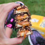Barra FitCrunch con 6 capas horneadas, experiencia de sabor contrastado.