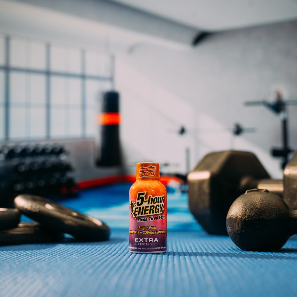 5-hour ENERGY Hawaiian Breeze persona usando shot para estudiar.