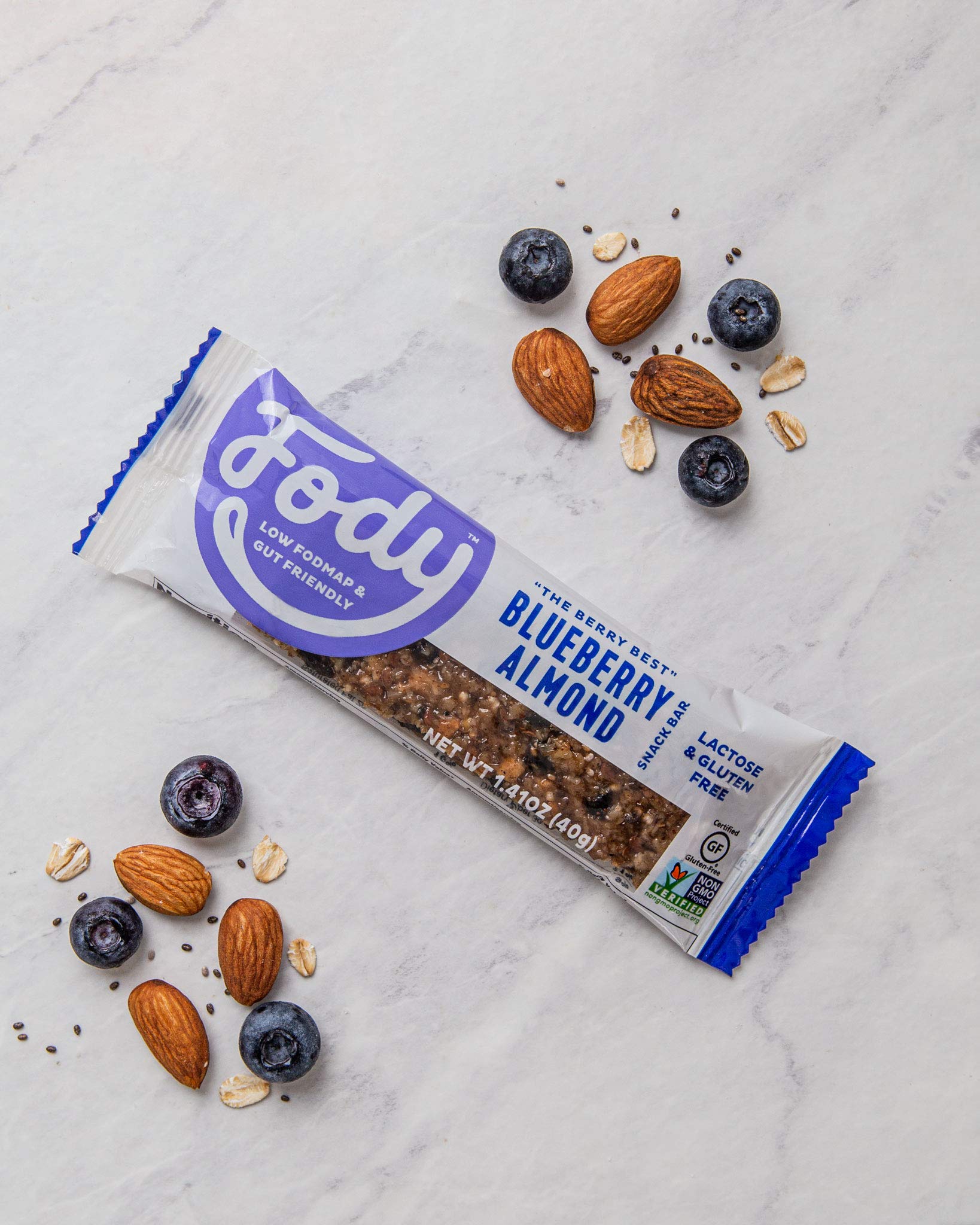 Bocadito Fody Blueberry Almond en mano para snack rápido