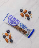 Bocadito Fody Blueberry Almond en mano para snack rápido