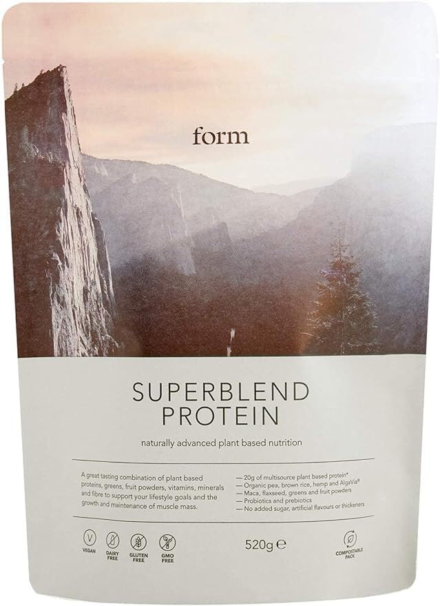 Form Superblend Proteína vainilla en bote, perfil proteico completo para entrenamiento diario.
