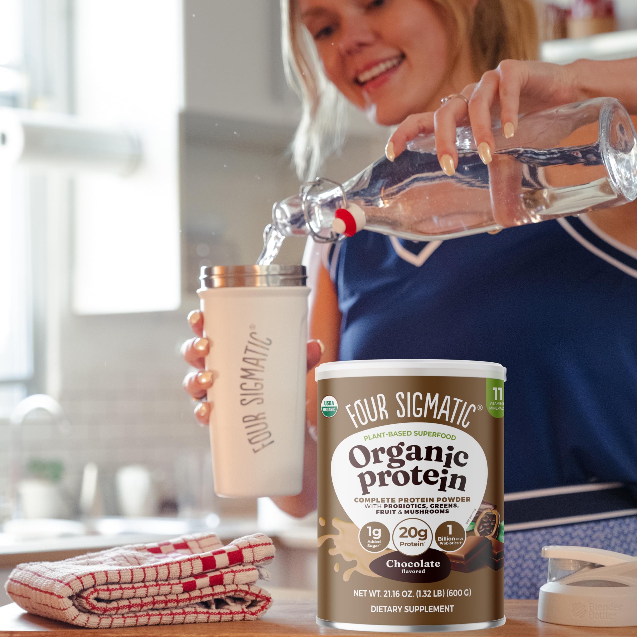 Batido de Four Sigmatic en vaso, textura cremosa para beber a cualquier hora.