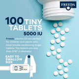 Freeda Vitamina D3 5000 IU, frasco cómodo en mano para uso diario.