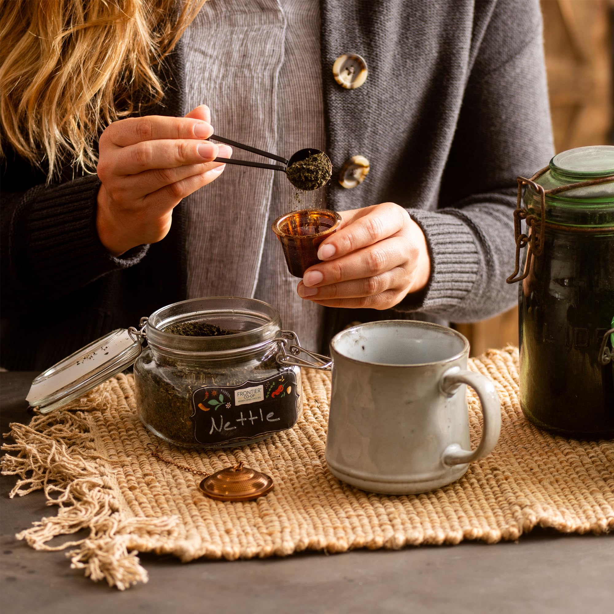 Frontier Co-op Ortiga: infusor mostrando té con notas herbáceas.