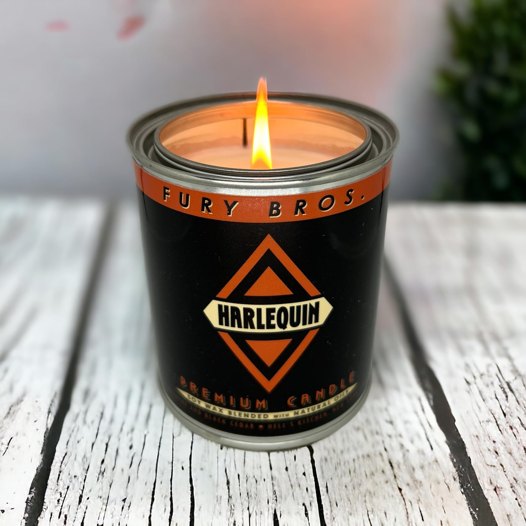 Etiqueta impresa Fury Bros en lata vintage, toque nostálgico.