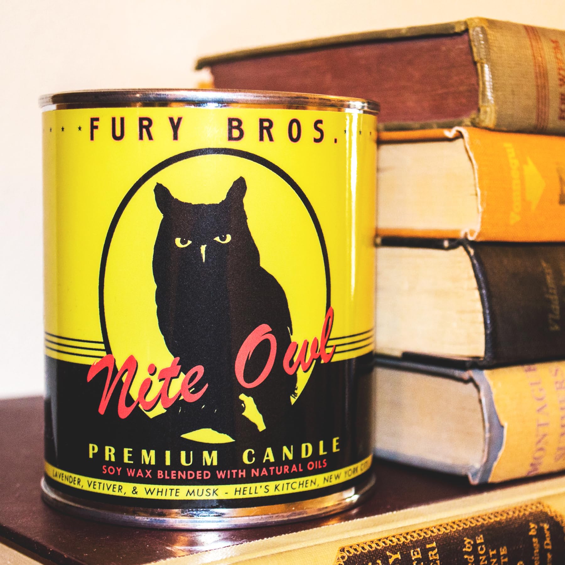 Vela Fury Bros Nite Owl diseño lata vintage para escritorio.
