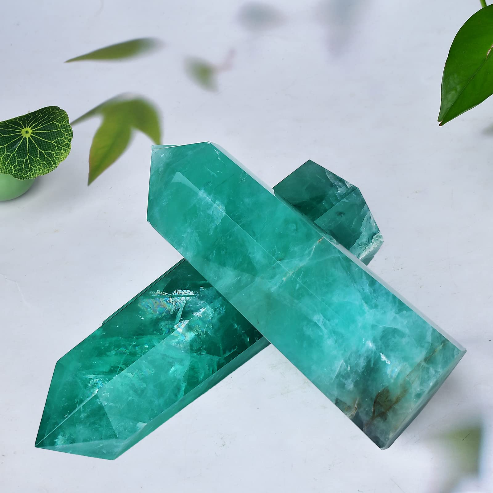 Ambiente relajante con torre fluorita verde FZBHRO en escritorio.