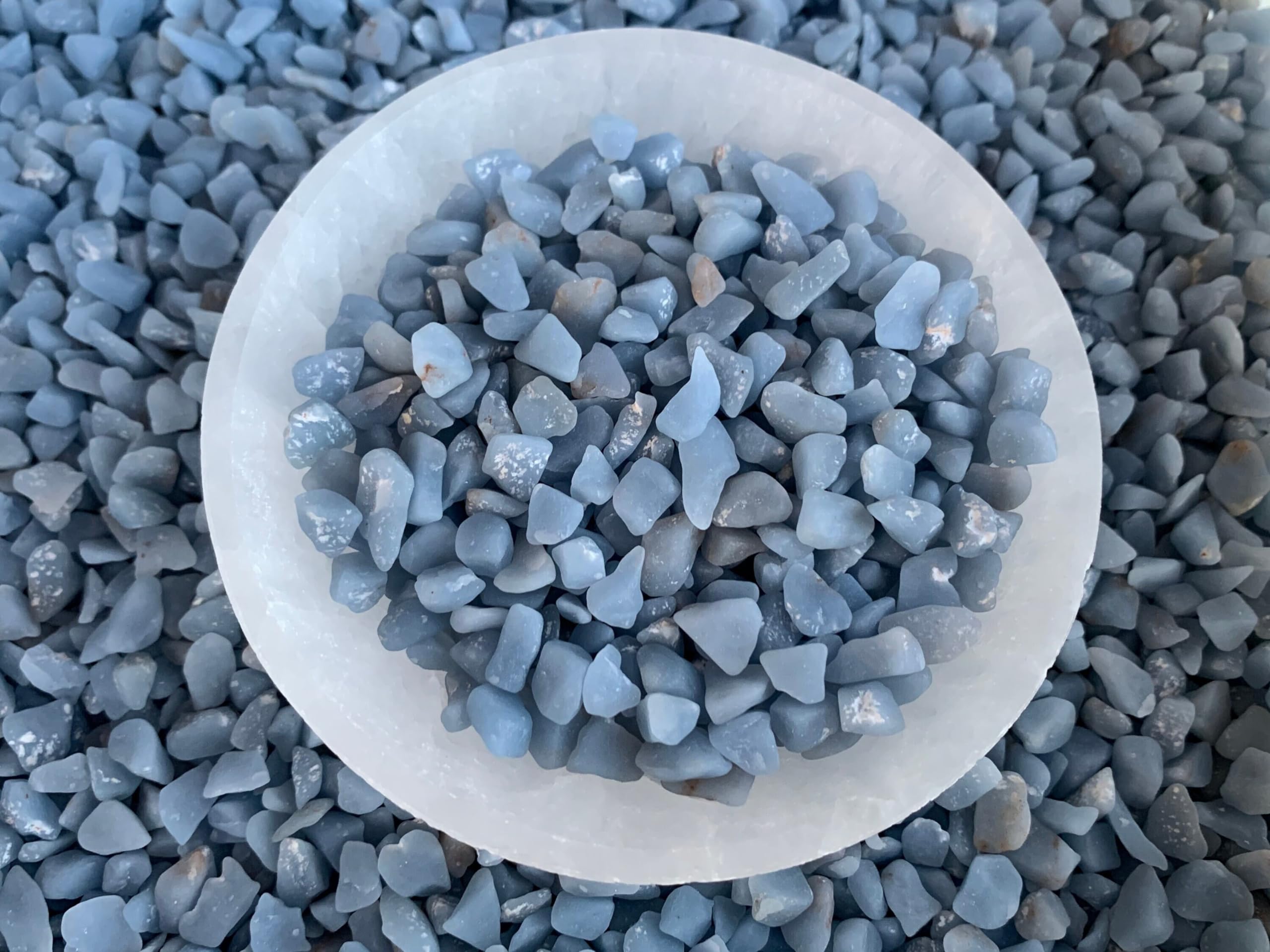 GAF TREASURES Angelite chips para decoraciones de interior y arreglos de jardinería.