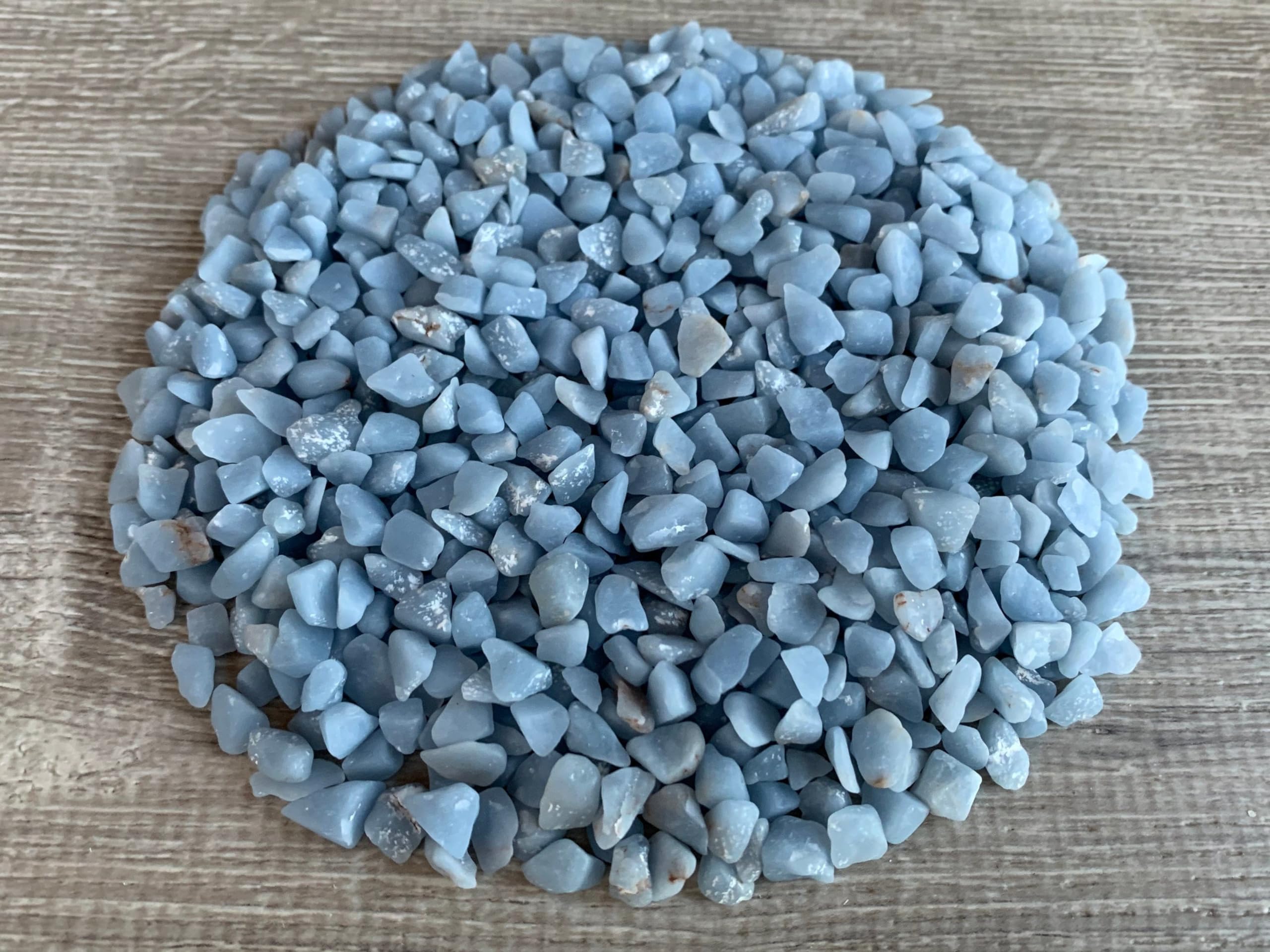 GAF TREASURES Angelite chips sin perforar para rellenos decorativos y macetas.