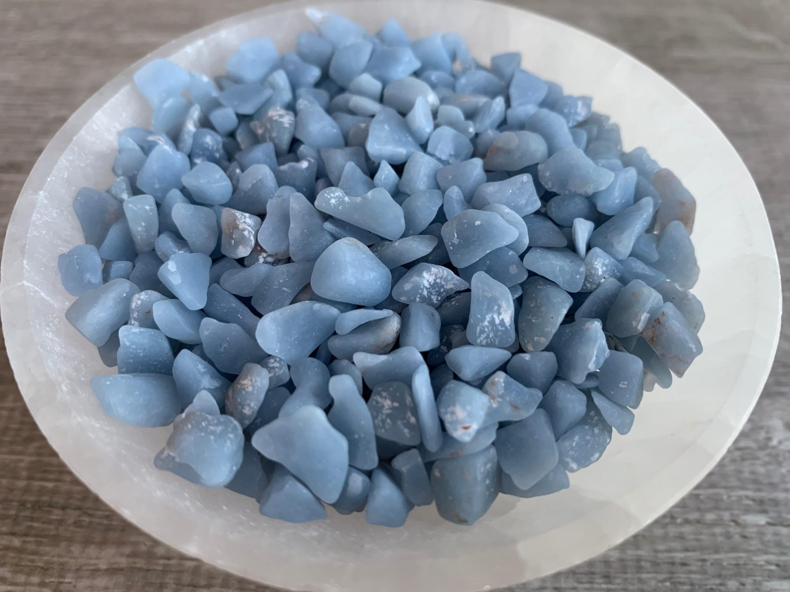 GAF TREASURES Angelite chips para infusiones de aceites esenciales y proyectos artesanales.