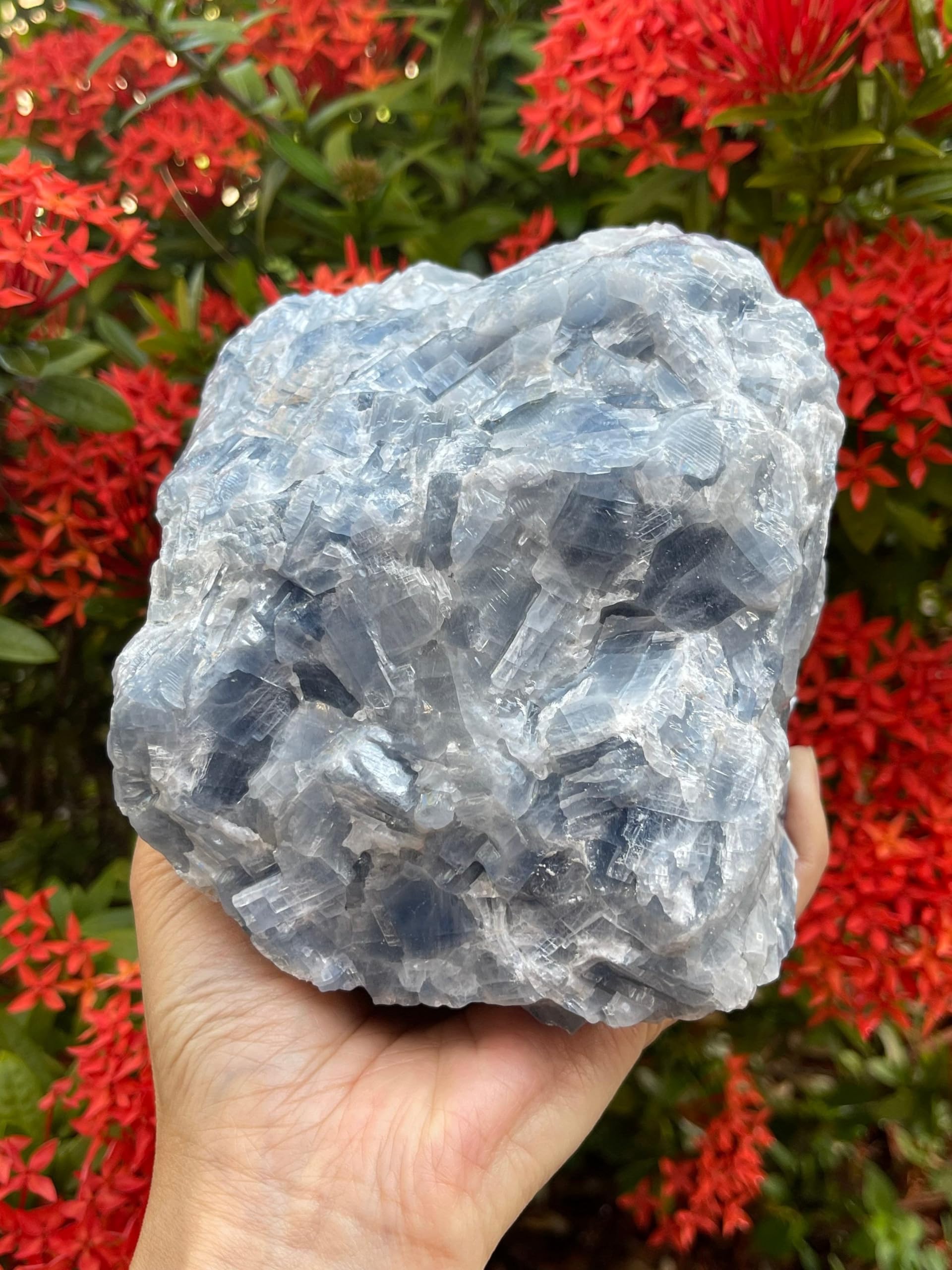 Calcita azul para sanación con cristales, GAF TREASURES, uso ritual y relajación emocional.